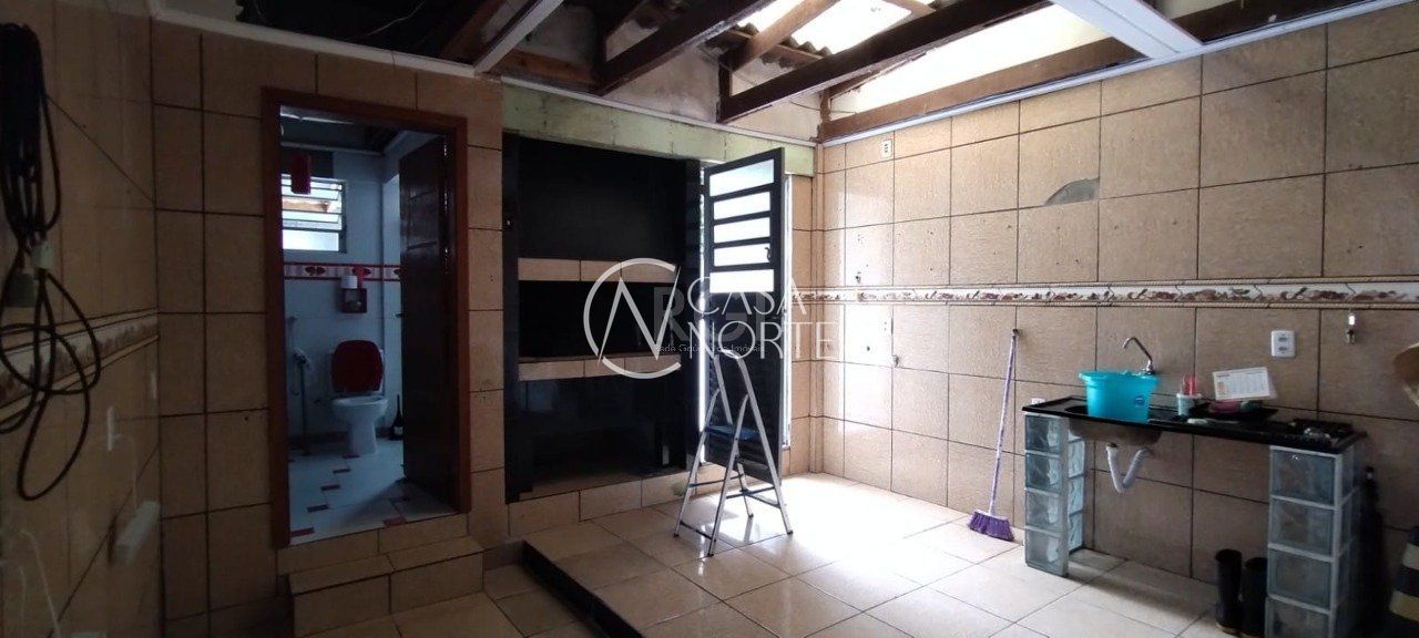 Casa à venda com 7 quartos, 200m², 1 suíte, 5 vagas, Rua Cirilo Leite Torres no bairro Espírito Santo em Porto Alegre