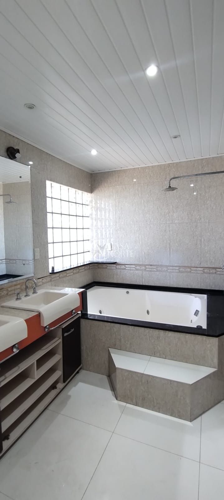 Casa à venda com 4 quartos, 250m², 1 suíte, 3 vagas, Rua Charlie Chaplin no bairro Restinga em Porto Alegre