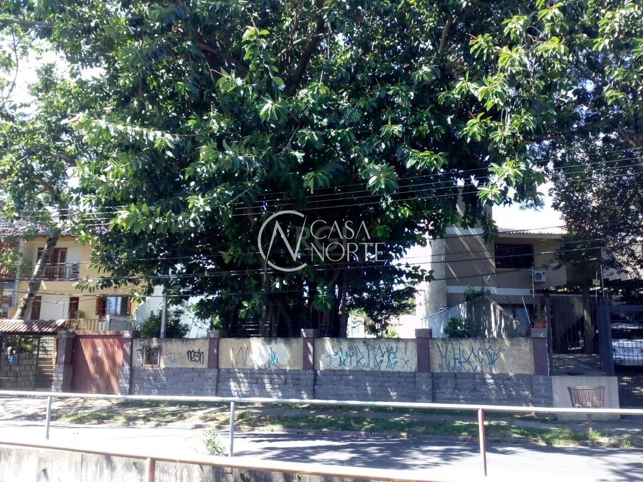 Casa à venda com 1 quarto, 51m², 2 vagas, Avenida Guarujá no bairro Guarujá em Porto Alegre