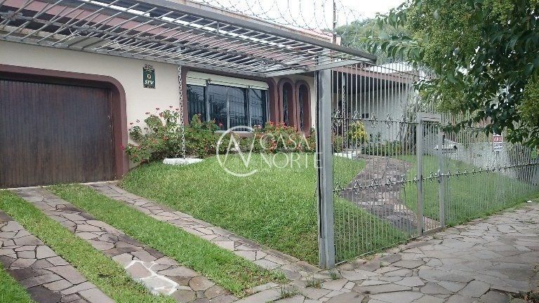 Casa à venda com 4 quartos, 464m², 2 suítes, 2 vagas, Rua Jacipuia no bairro Guarujá em Porto Alegre