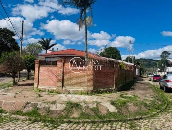 Casa à venda com 3 quartos, 139m², 1 suíte, 2 vagas, Rua Oiampi no bairro Guarujá em Porto Alegre