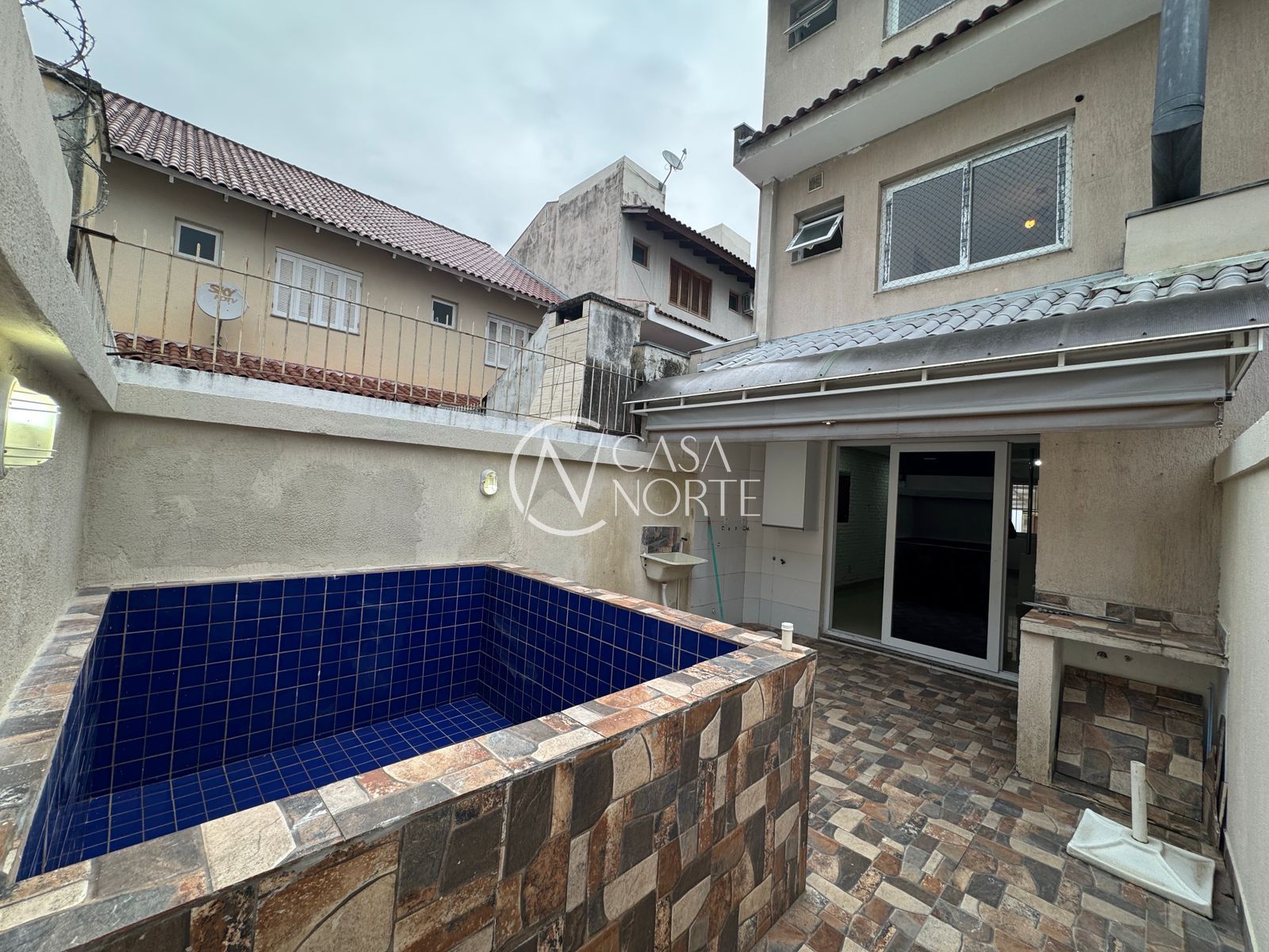Casa à venda com 3 quartos, 119m², 3 suítes, 2 vagas, Rua Ilari Arlindo Basei no bairro Guarujá em Porto Alegre
