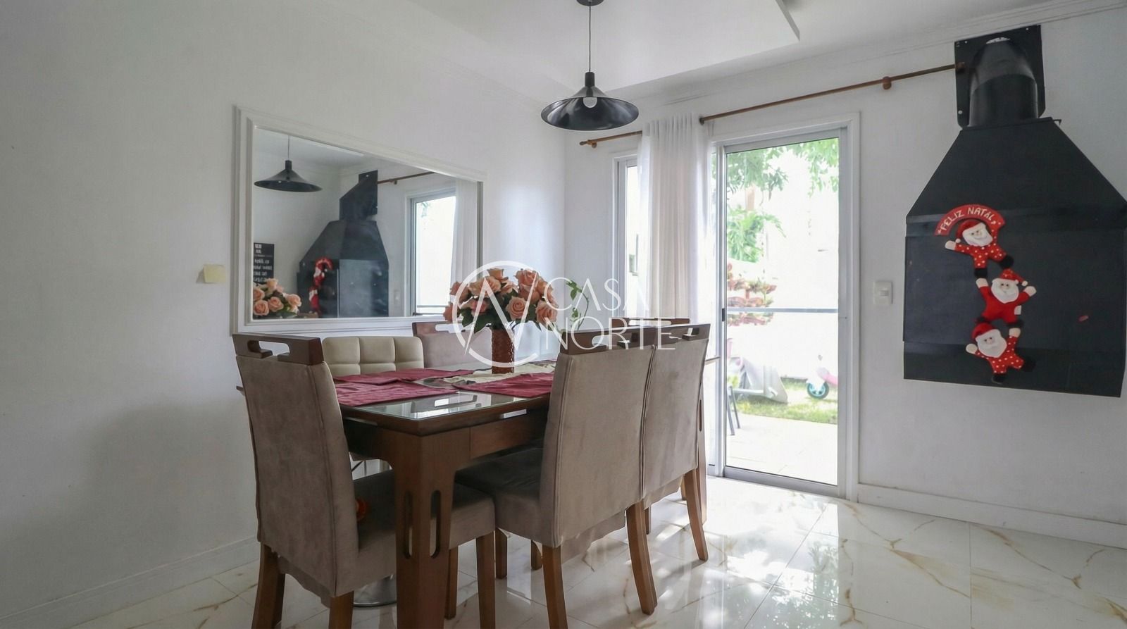 Casa de Condomínio à venda com 3 quartos, 141m², 1 suíte, 2 vagas, Avenida Edgar Pires de Castro no bairro Hípica em Porto Alegre