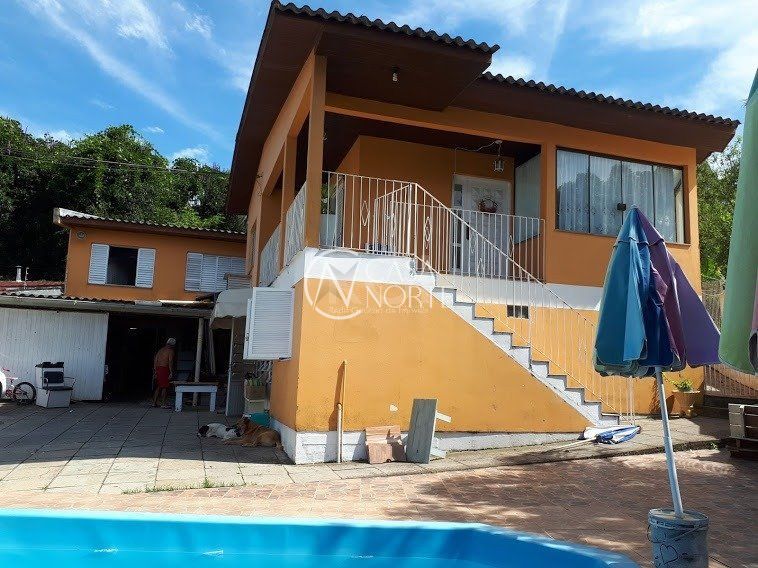 Casa à venda com 4 quartos, 274m², 2 suítes, 5 vagas, Rua José Alves de Castro no bairro Vila Nova em Porto Alegre