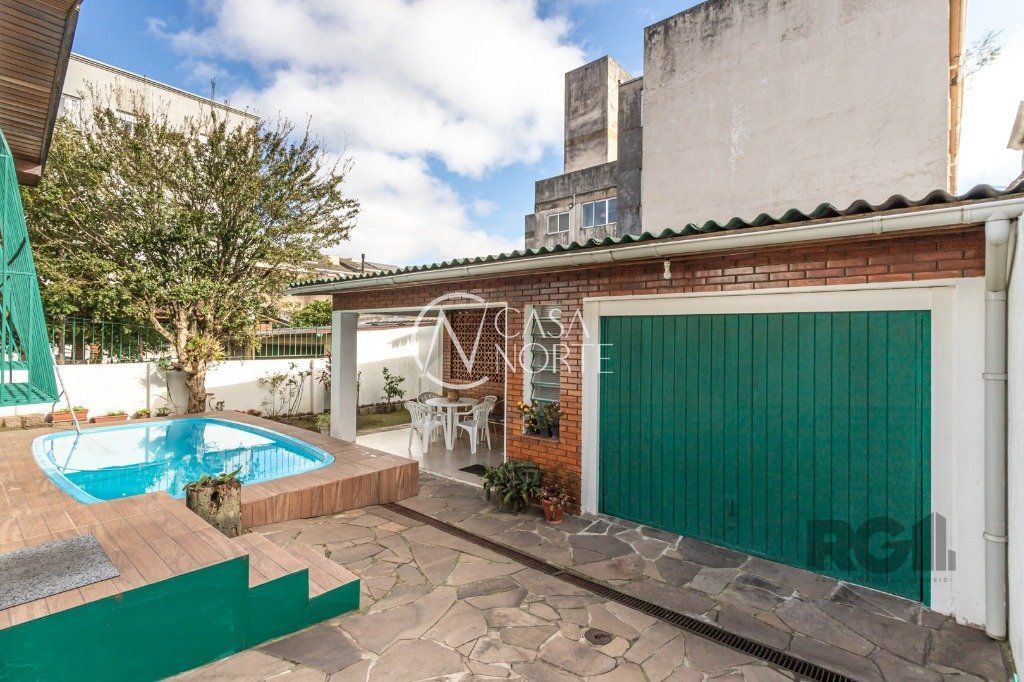 Casa à venda com 3 quartos, 147m², 1 suíte, 3 vagas, Rua Congo no bairro Vila Ipiranga em Porto Alegre