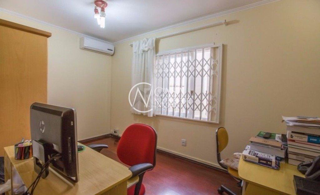 Casa à venda com 3 quartos, 309m², 1 suíte, 3 vagas, Rua Eurico Lara no bairro Medianeira em Porto Alegre