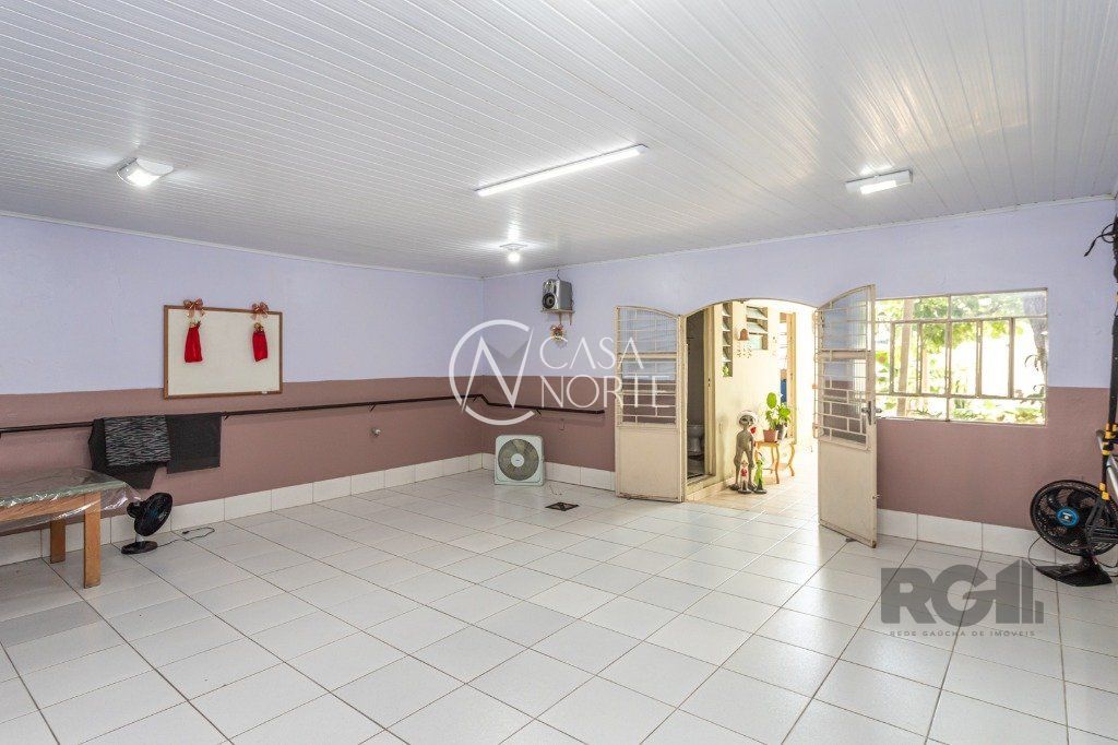 Casa à venda com 5 quartos, 285m², 3 vagas, Rua Monsenhor Veras no bairro Santana em Porto Alegre