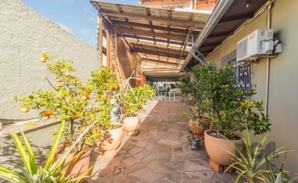 Casa à venda com 8 quartos, 442m², 3 suítes, 8 vagas, Rua Honório Lemos no bairro Vila João Pessoa em Porto Alegre