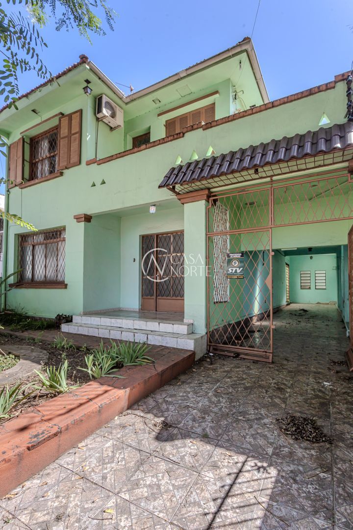 Casa à venda com 5 quartos, 253m², 4 vagas, Rua Tobias Barreto no bairro Partenon em Porto Alegre