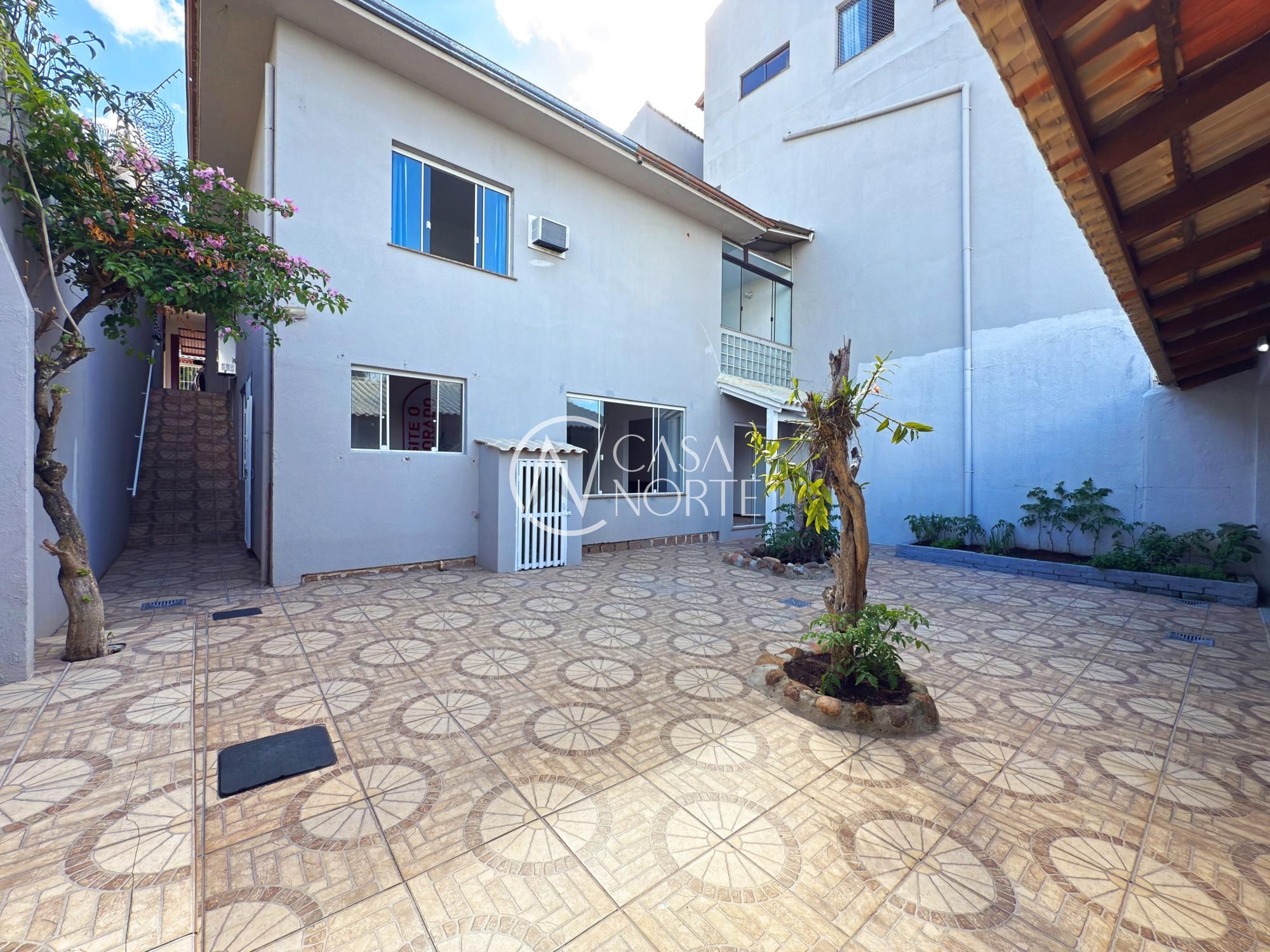 Casa à venda com 3 quartos, 180m², 2 suítes, 2 vagas, Rua Teixeira de Carvalho no bairro Medianeira em Porto Alegre