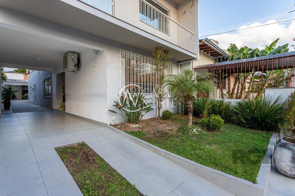 Casa à venda com 4 quartos, 138m², 1 suíte, 3 vagas, Rua Teixeira de Freitas no bairro Santo Antônio em Porto Alegre