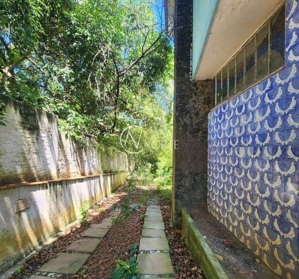Casa à venda com 3 quartos, 200m², 1 suíte, 4 vagas, Rua Engenheiro Roberto Simonsen no bairro Petrópolis em Porto Alegre