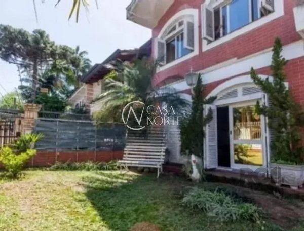 Casa à venda com 4 quartos, 242m², 1 suíte, 3 vagas, Rua Vicente Failace no bairro Tristeza em Porto Alegre