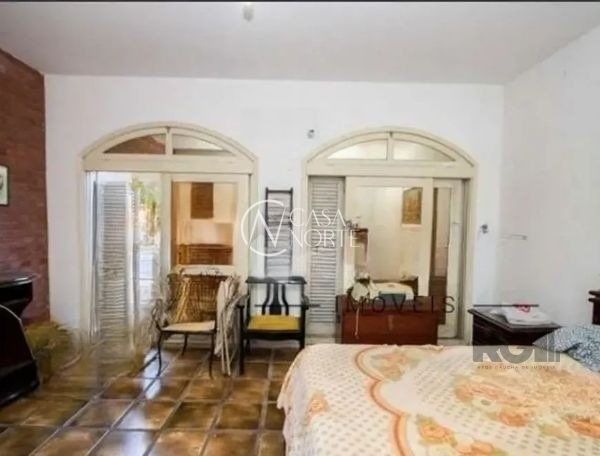 Casa à venda com 4 quartos, 242m², 1 suíte, 3 vagas, Rua Vicente Failace no bairro Tristeza em Porto Alegre