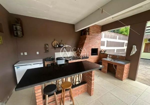 Casa à venda com 4 quartos, 300m², 2 suítes, 8 vagas, Rua Monte Bonito no bairro Jardim Lindóia em Porto Alegre