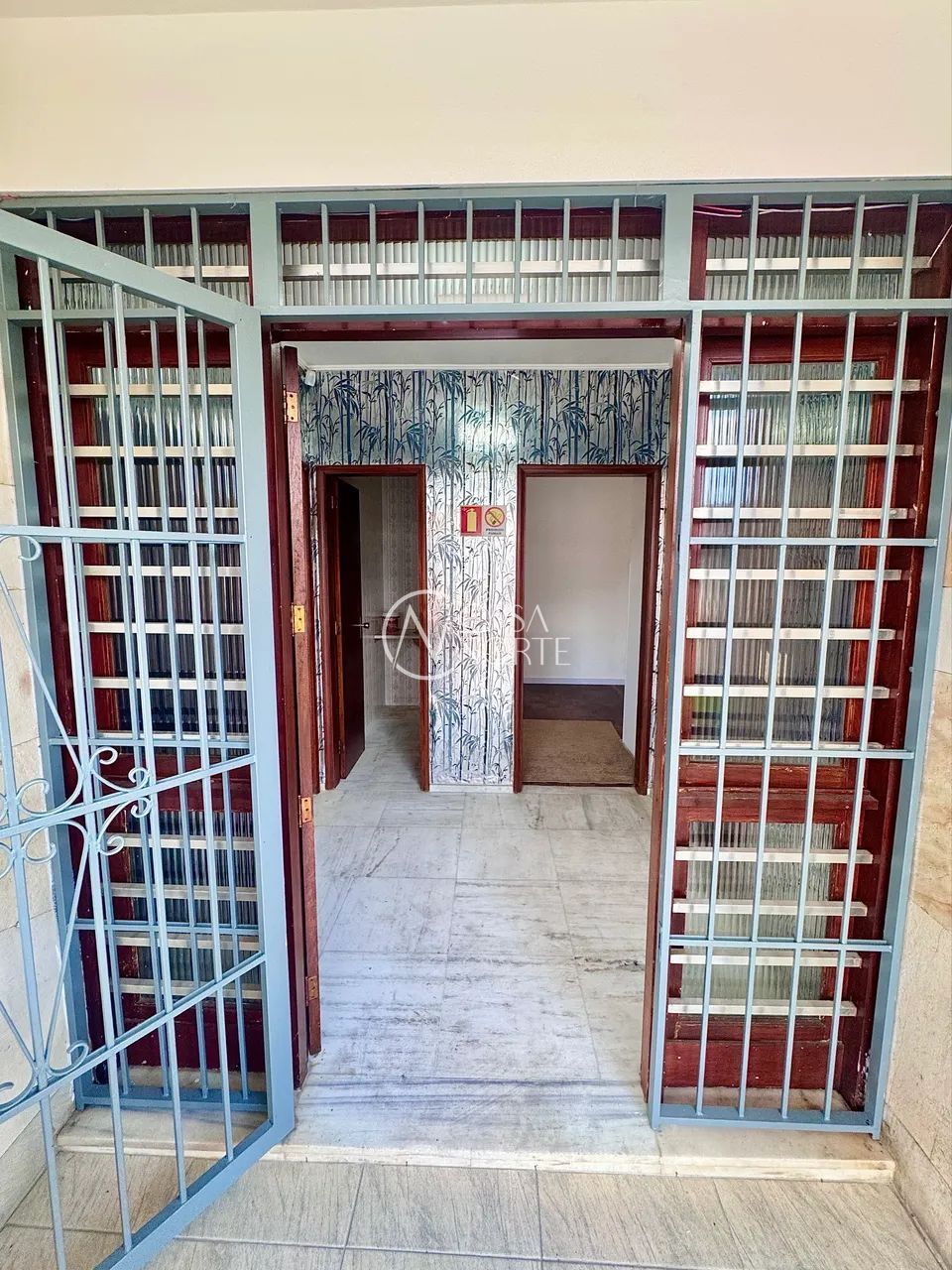 Casa à venda com 3 quartos, 214m², 1 suíte, 3 vagas, Travessa Alasca no bairro Jardim Lindóia em Porto Alegre