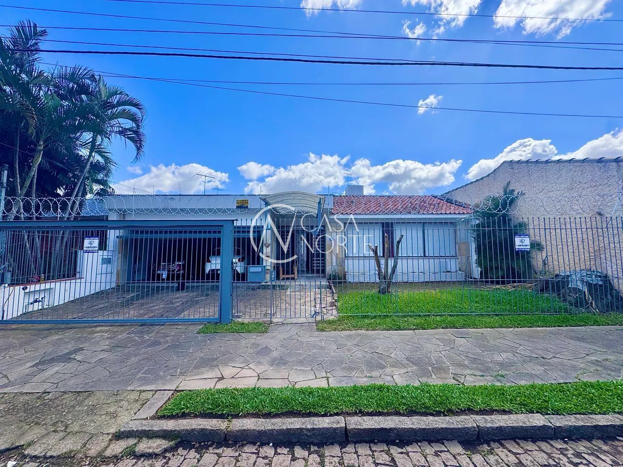 Casa à venda com 3 quartos, 214m², 1 suíte, 3 vagas, Travessa Alasca no bairro Jardim Lindóia em Porto Alegre