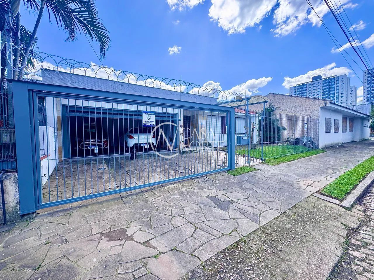 Casa à venda com 3 quartos, 214m², 1 suíte, 3 vagas, Travessa Alasca no bairro Jardim Lindóia em Porto Alegre