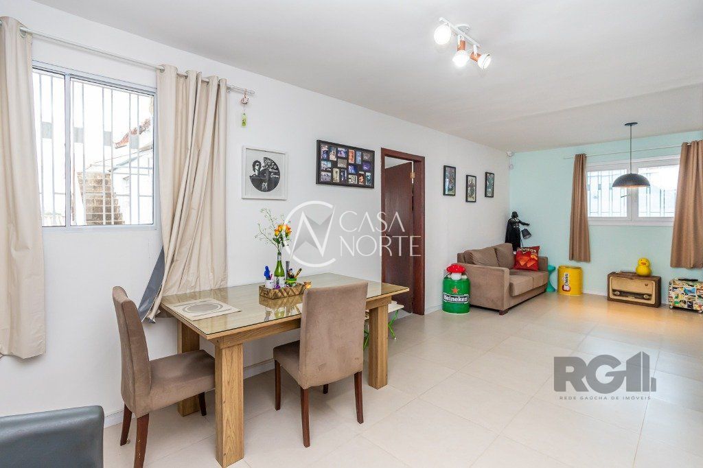 Casa à venda com 3 quartos, 167m², 3 vagas, Rua João Alfredo Mello no bairro Jardim Sabará em Porto Alegre