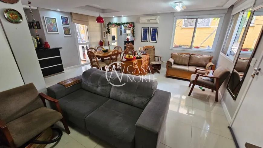 Casa de Condomínio à venda com 3 quartos, 196m², 1 suíte, 4 vagas, Rua Adão Gregory no bairro Mário Quintana em Porto Alegre