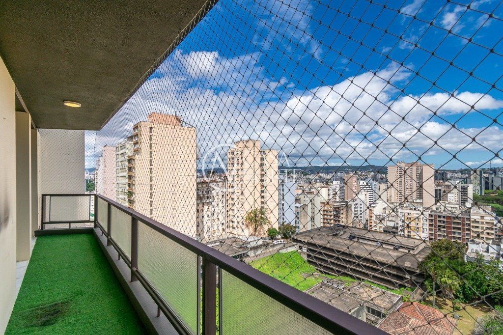 Apartamento à venda com 3 quartos, 170m², 1 suíte, 1 vaga, Rua Duque de Caxias no bairro Centro Histórico em Porto Alegre