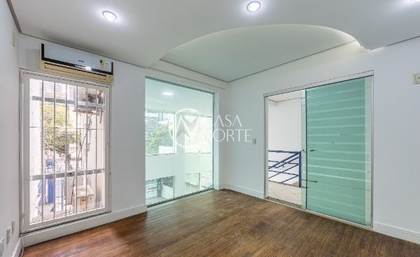 Loja à venda com 5 quartos, 237m², 2 vagas, Rua Mariante no bairro Rio Branco em Porto Alegre