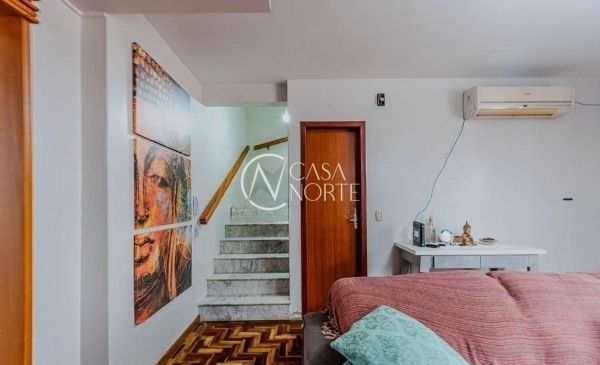 Casa de Condomínio à venda com 4 quartos, 240m², 1 suíte, 2 vagas, Rua Martim Afonso no bairro Santo Antônio em Porto Alegre