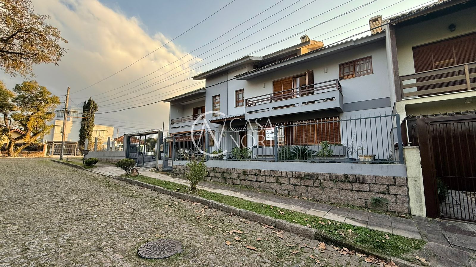 Casa à venda com 3 quartos, 279m², 2 suítes, 2 vagas, Rua Condado no bairro Ipanema em Porto Alegre