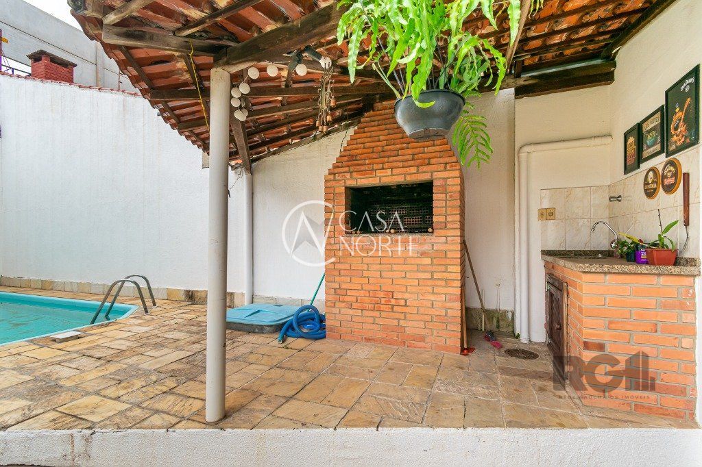 Casa à venda com 6 quartos, 388m², 1 suíte, 3 vagas, Rua Professor Leopoldo Tietbohl no bairro Jardim Itu em Porto Alegre