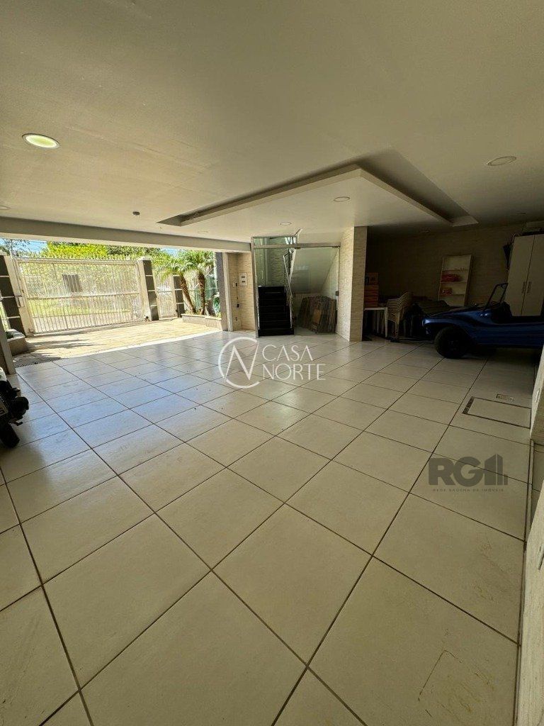 Casa à venda com 4 quartos, 342m², 1 suíte, 5 vagas, Rua Professora Ziláh Totta no bairro Jardim Leopoldina em Porto Alegre