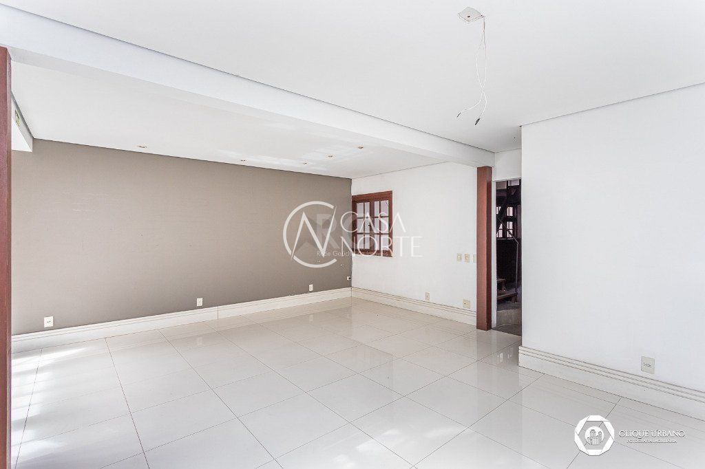 Casa à venda com 4 quartos, 330m², 3 suítes, 2 vagas, Avenida Iguassu no bairro Petrópolis em Porto Alegre