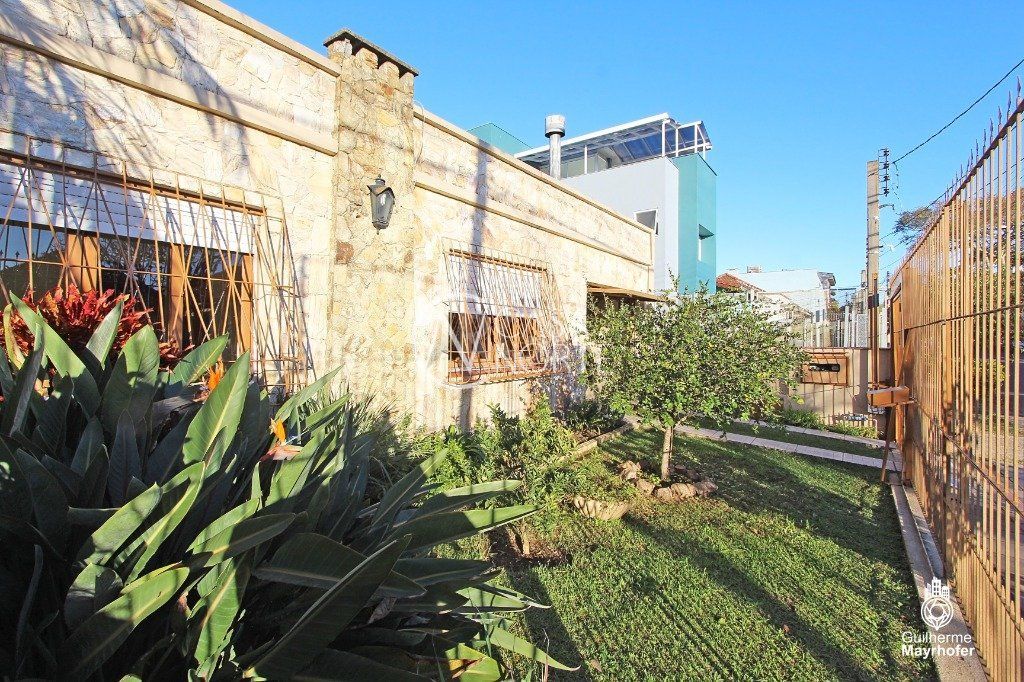 Casa à venda com 3 quartos, 200m², 1 suíte, 5 vagas, Rua Ibiruba no bairro Cavalhada em Porto Alegre
