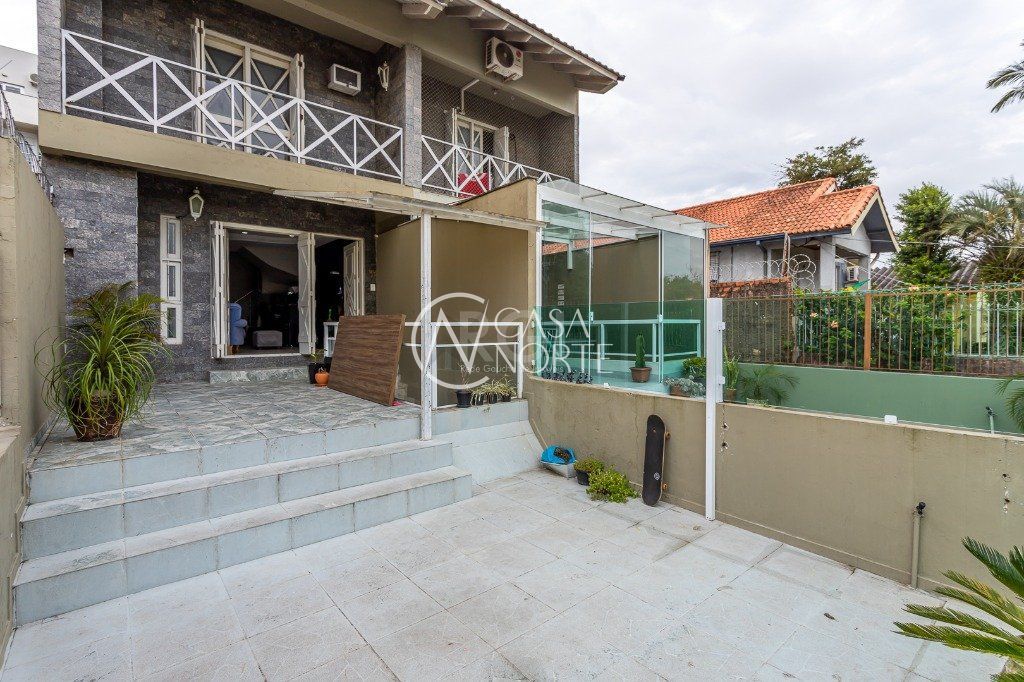 Sobrado à venda com 3 quartos, 171m², 1 suíte, 2 vagas, Rua Paul Harris no bairro Jardim Itu em Porto Alegre