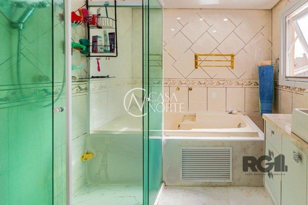 Casa à venda com 4 quartos, 140m², 1 suíte, 2 vagas, Rua Miracema no bairro Chácara das Pedras em Porto Alegre