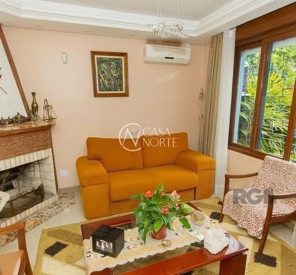Casa à venda com 4 quartos, 315m², 1 suíte, 3 vagas, Rua Conselheiro Brusque no bairro Jardim Itu em Porto Alegre