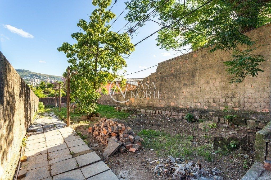 Terreno à venda  com 435m², Rua Caieira no bairro Medianeira em Porto Alegre