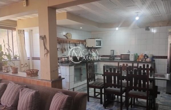 Casa à venda com 3 quartos, 206m², 1 suíte, 3 vagas, Beco Dois da Rua José Grimberg no bairro Parque Santa Fé em Porto Alegre