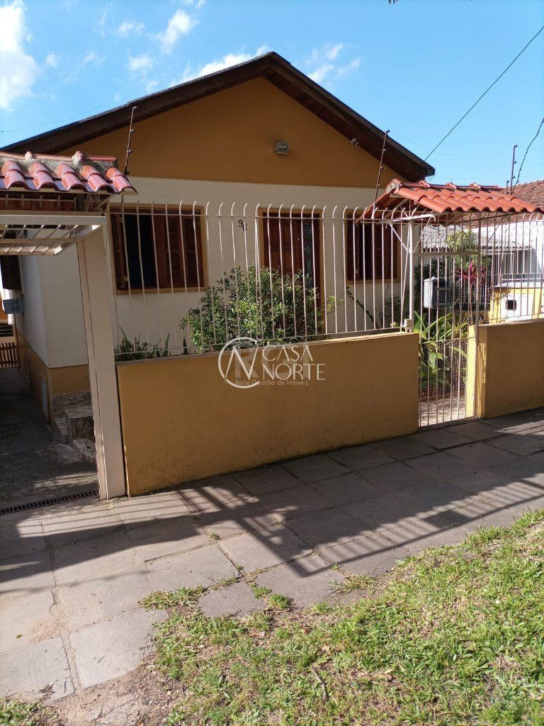 Casa à venda com 4 quartos, 200m², 2 vagas, Avenida Frei Henrique de Coimbra no bairro Vila Ipiranga em Porto Alegre