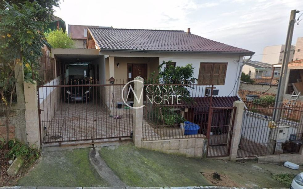 Casa à venda com 3 quartos, 206m², 1 suíte, 3 vagas, Beco Dois da Rua José Grimberg no bairro Parque Santa Fé em Porto Alegre