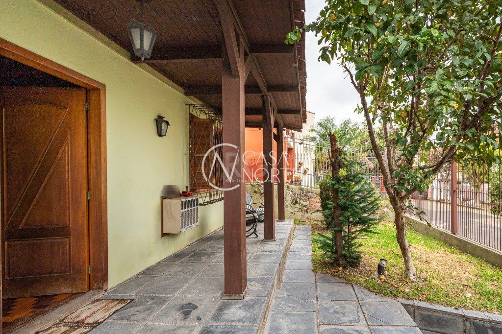 Casa à venda com 5 quartos, 197m², 1 suíte, 2 vagas, Rua Roque Gonzales no bairro Jardim Botânico em Porto Alegre