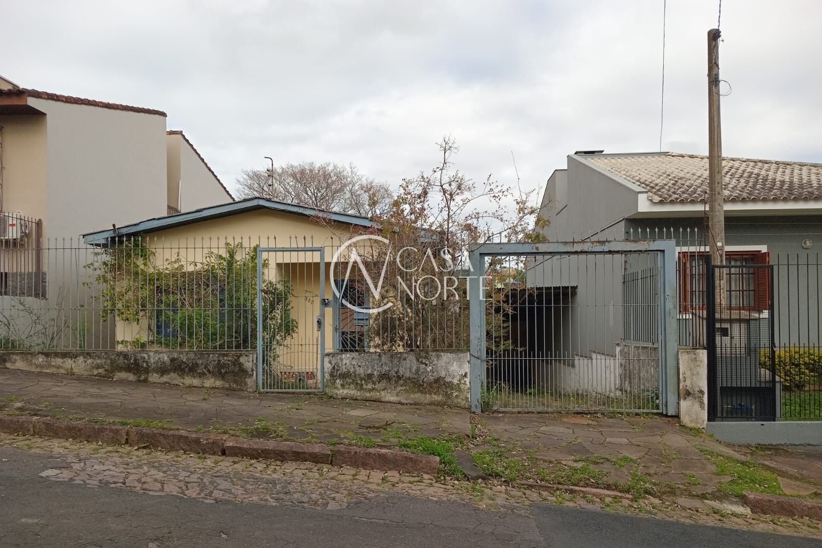 Casa à venda com 3 quartos, 100m², 2 vagas, Rua Doutor Ney Cabral no bairro Nonoai em Porto Alegre