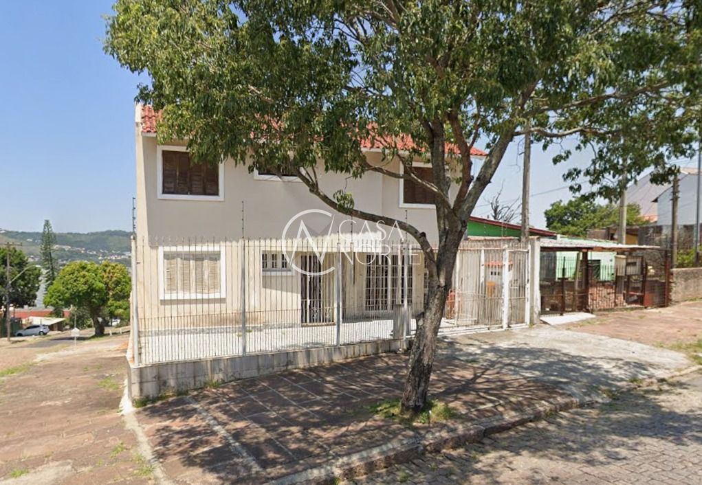 Casa à venda com 4 quartos, 315m², 3 suítes, 2 vagas, Rua Caldre e Fião no bairro Santo Antônio em Porto Alegre