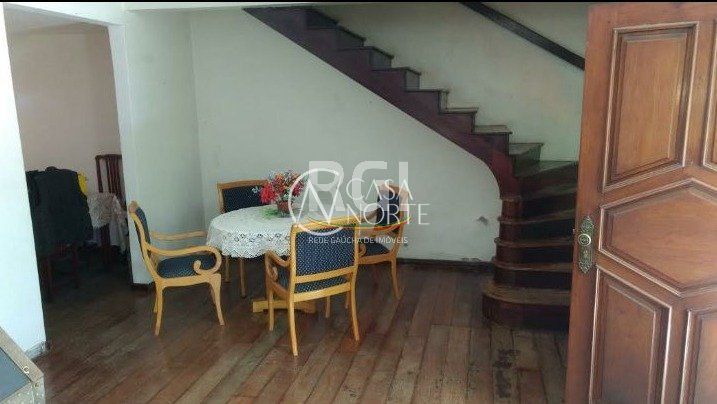 Casa à venda com 4 quartos, 300m², 4 vagas, Rua Mathilde Zatar no bairro Nonoai em Porto Alegre