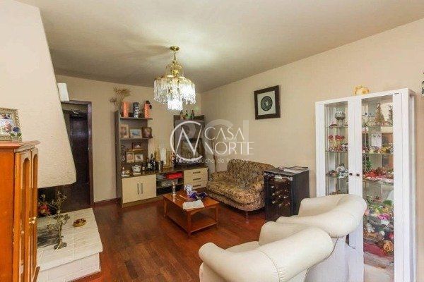 Casa à venda com 4 quartos, 300m², 2 suítes, 4 vagas, Rua Professor Ulisses Cabral no bairro Chácara das Pedras em Porto Alegre