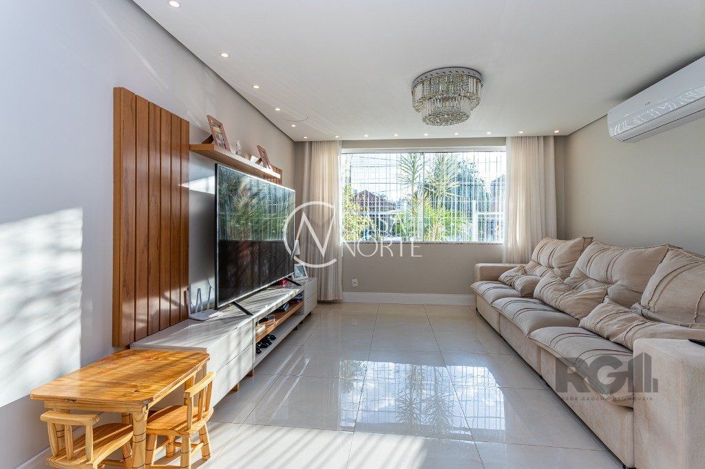 Casa à venda com 4 quartos, 138m², 1 suíte, 3 vagas, Rua Teixeira de Freitas no bairro Santo Antônio em Porto Alegre