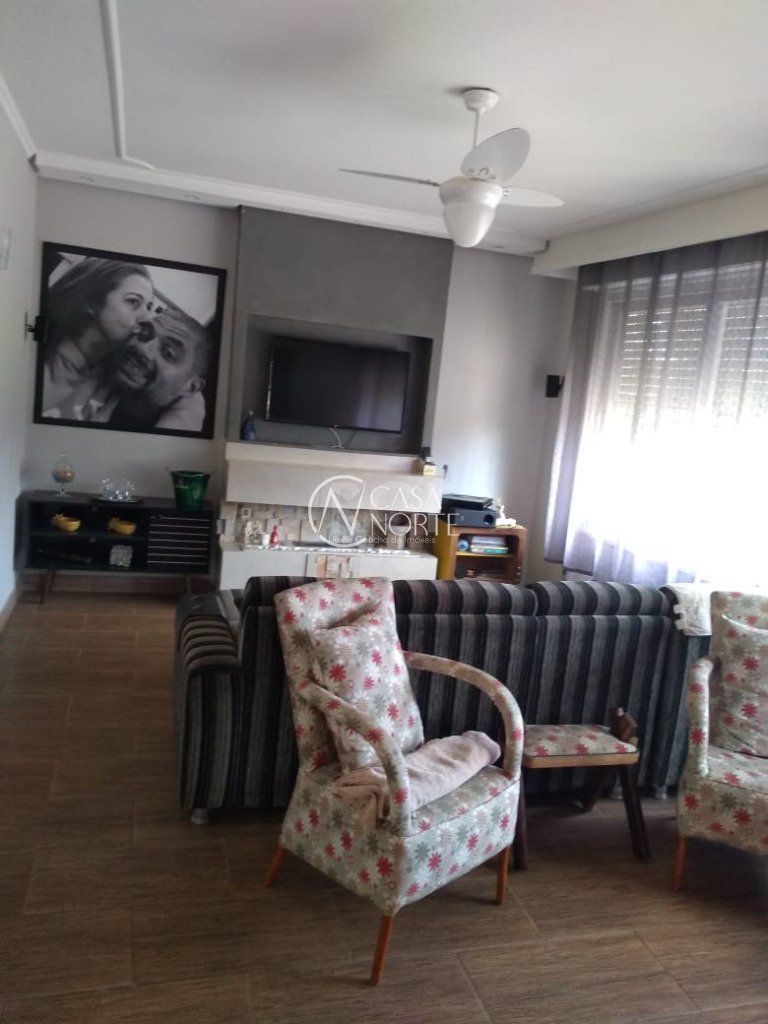 Casa à venda com 3 quartos, 254m², 2 vagas, Avenida dos Gauchos no bairro Sarandi em Porto Alegre