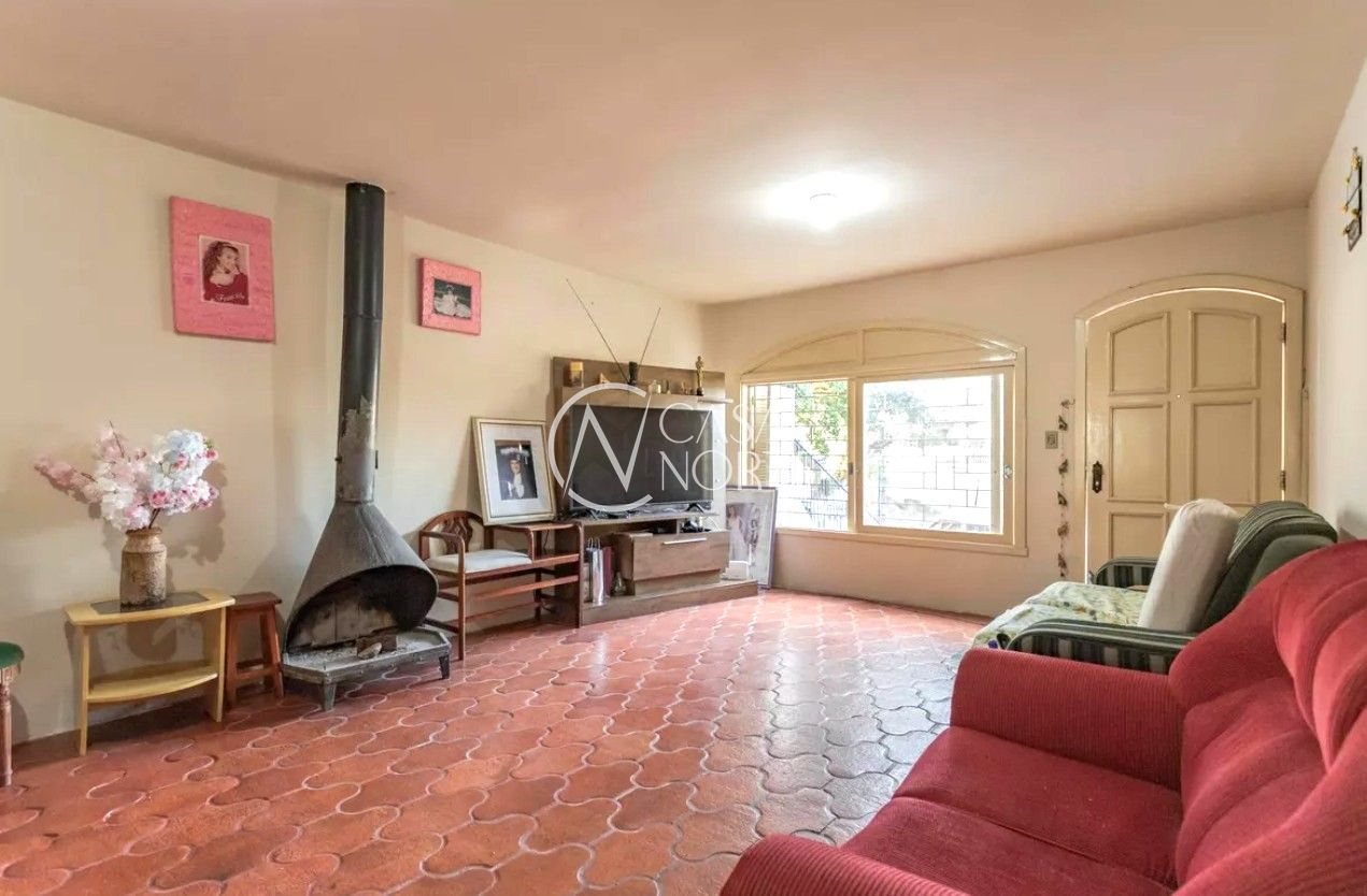 Casa à venda com 4 quartos, 206m², 1 suíte, 2 vagas, Travessa Marrocos no bairro Vila Ipiranga em Porto Alegre