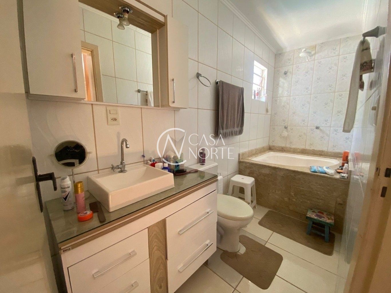 Casa à venda com 4 quartos, 180m², 1 suíte, 3 vagas, Rua Doutor Affonso Sanmartin no bairro Jardim do Salso em Porto Alegre