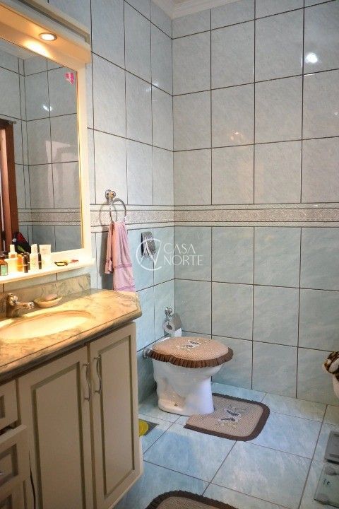 Casa à venda com 4 quartos, 518m², 1 suíte, 3 vagas, Rua Veríssimo Rosa no bairro Partenon em Porto Alegre