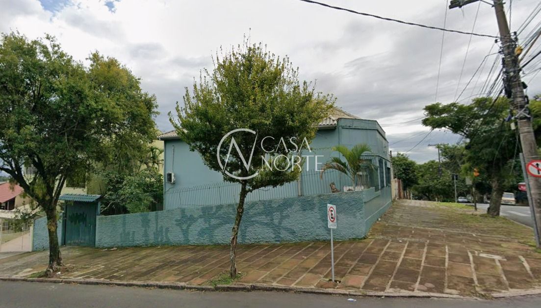 Casa à venda com 4 quartos, 220m², 1 suíte, 4 vagas, Rua Luiz de Camões no bairro Santo Antônio em Porto Alegre